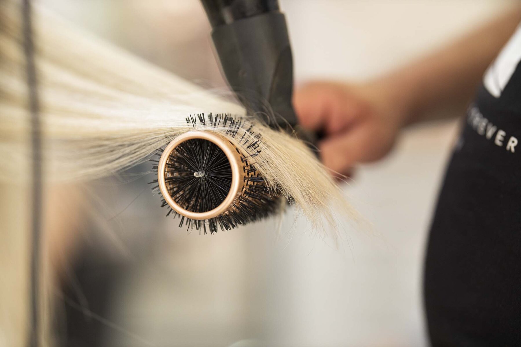 Föhnen im Salon Haarmonie Styling & Perücken